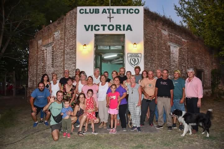 La Limpia tuvo su noche de Peatonal en la reinauguración del Club Atlético Victoria