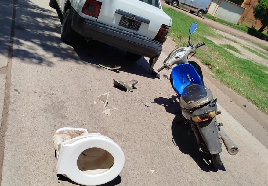 Transportaba un inodoro en la moto y chocó con un auto