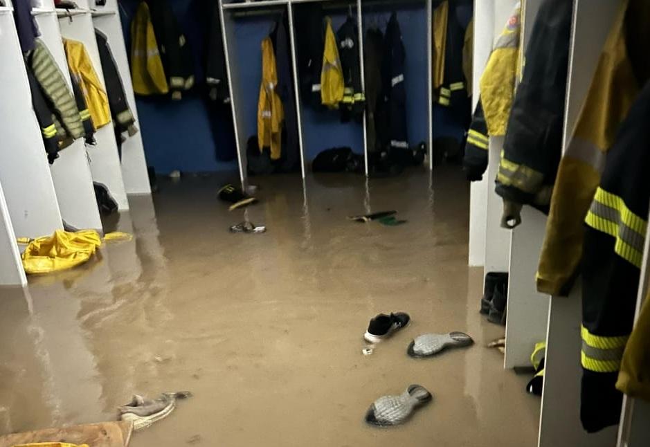 Drama en Cerri: la historia del bragadense que es bombero del pueblo y que ahora recauda para reconstruir el cuartel