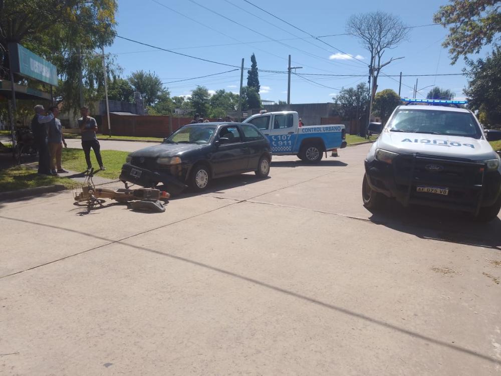 Chocaron un auto y una moto en Moreno y Maroni