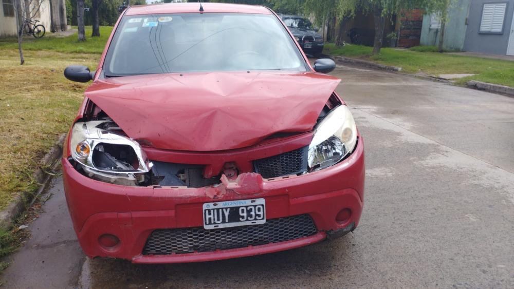 Un auto se estrelló contra una camioneta de la Municipalidad que estaba estacionada