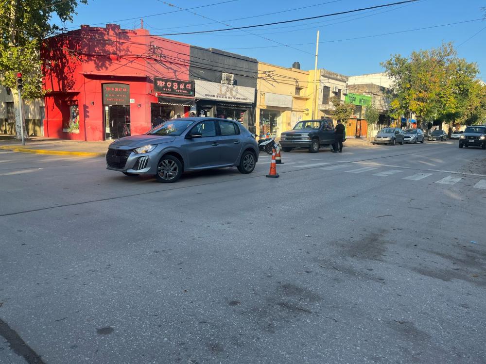 Una frenada brusca generó un choque entre dos vehículos en el centro