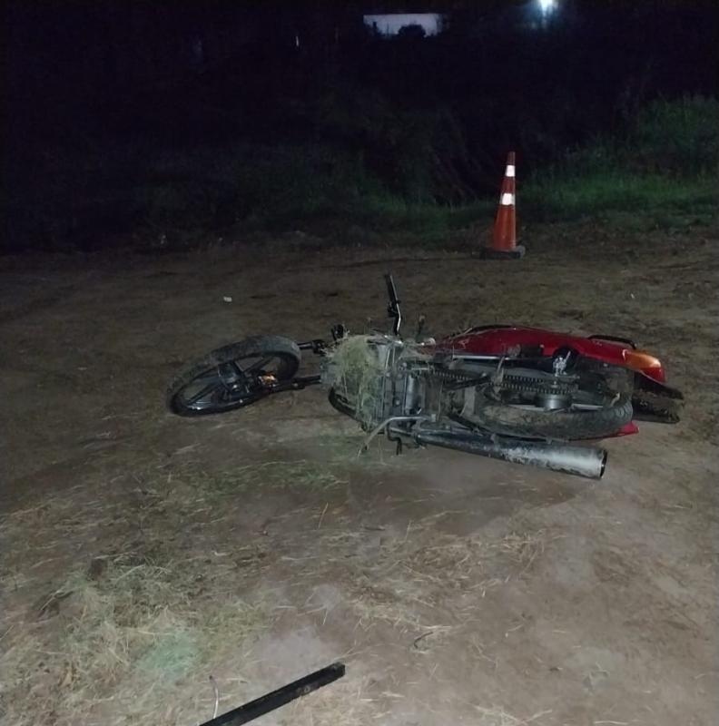 Un motociclista chocó contra un cartel y fue internado en grave estado