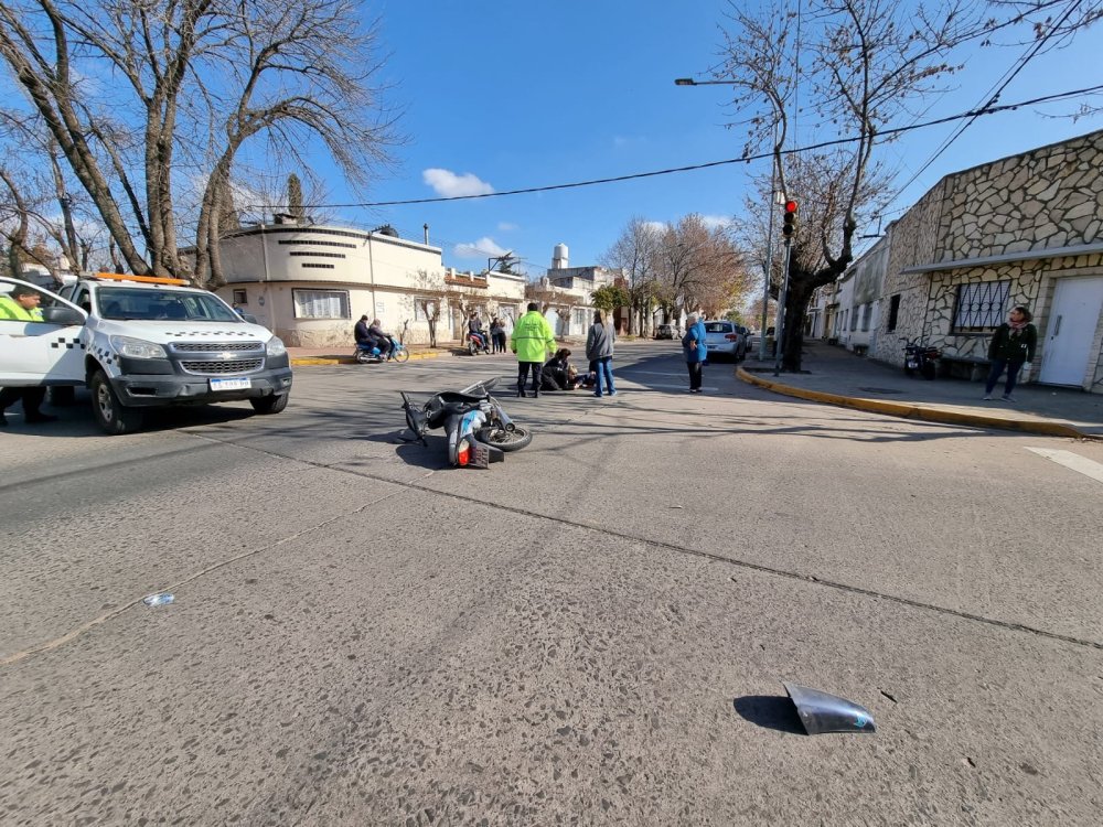 Un vehículo se dio a la fuga luego de atropellar a motociclista en una esquina con semáforo
