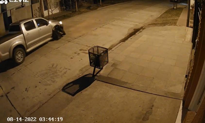 Locura en la madrugada: una cámara tomó el momento exacto cuando la camioneta descontrolada huía de la policía