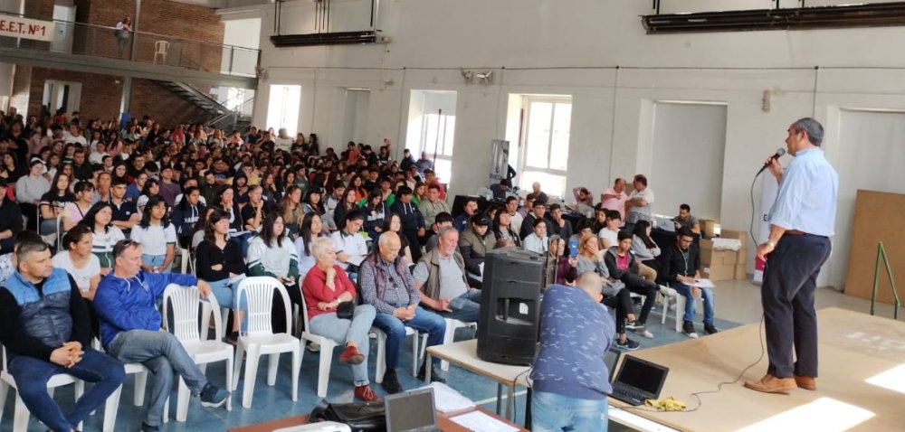 Sin invitación formal al municipio, el Enacom entregó tabletas a los alumnos del nivel secundario