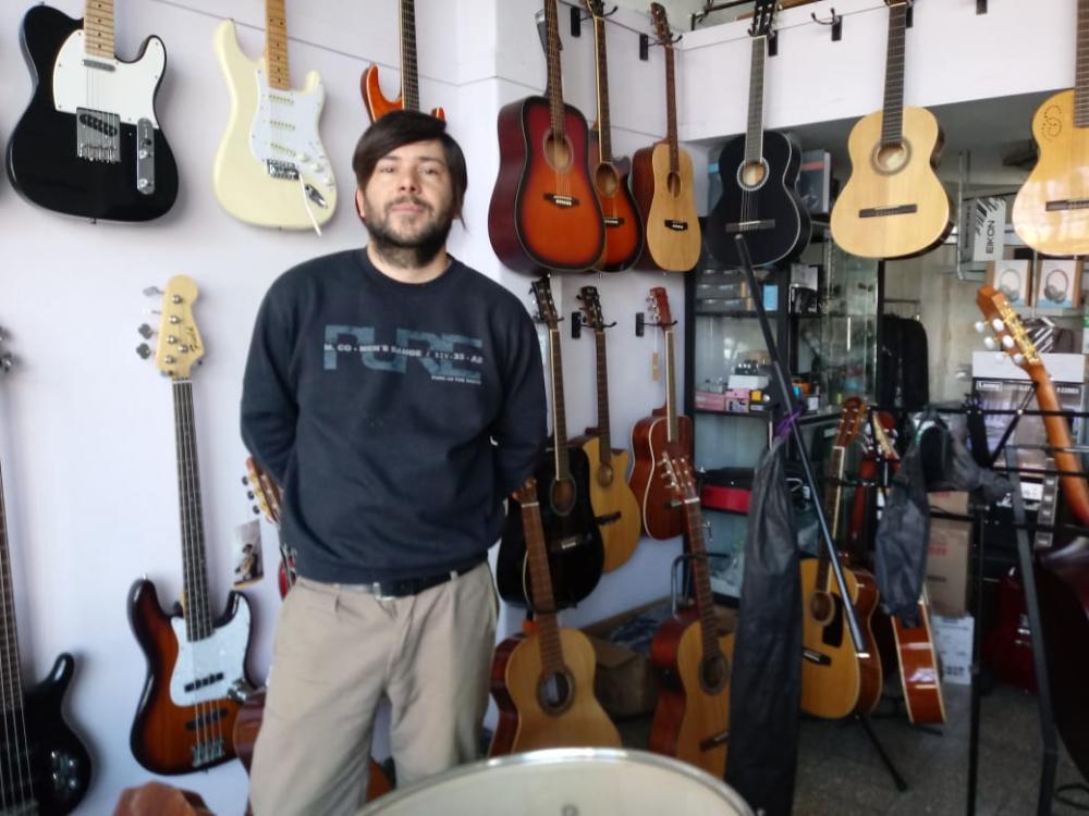 El bragadense que fabrica guitarras pero no se considera un luthier profesional