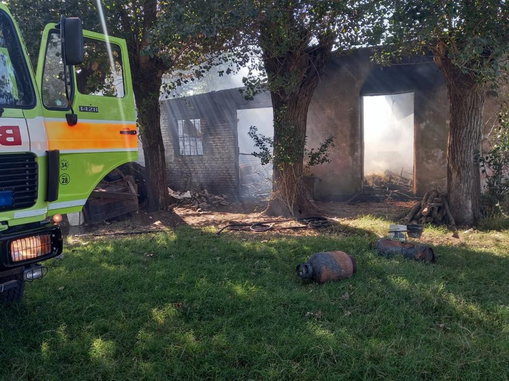Daños totales en una casa alcanzada por el fuego en La Limpia