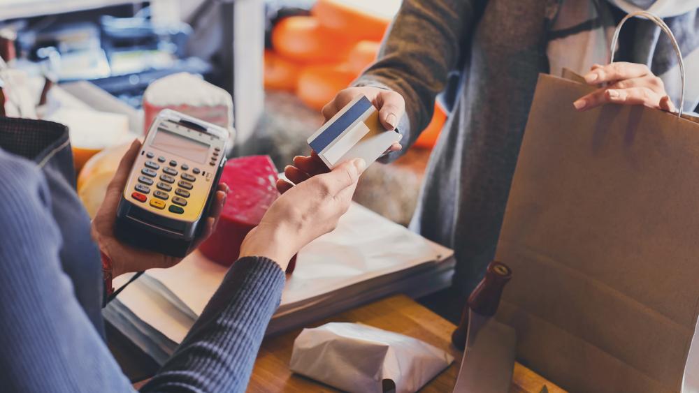 Las tarjetas de crédito se usan cada vez más para comprar comida por la inflación