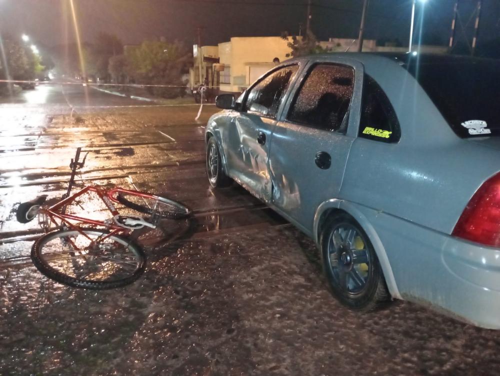 Accidente en las vías: chocaron auto y bicicleta bajo la lluvia